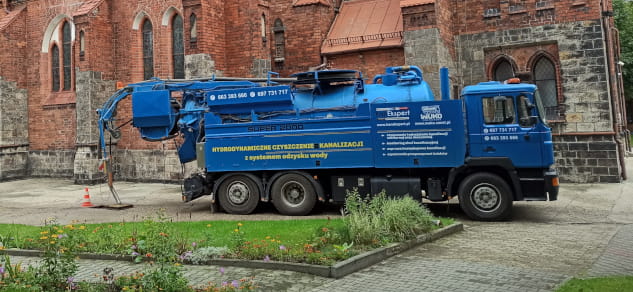 Samochód WUKO podczas udrażniania kanalizacji
